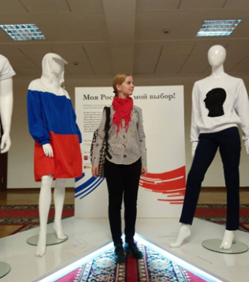 Российские дизайнеры в Госдуме: Палата моды открыла выставку одежды ко Дню России