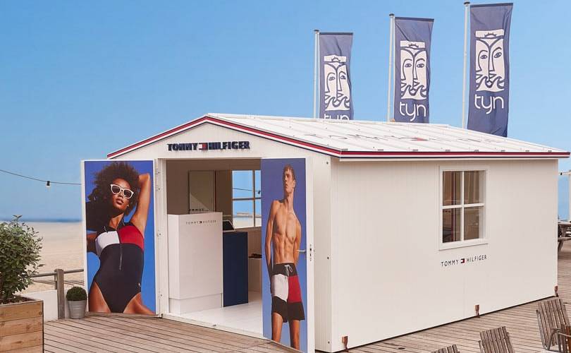 Kijken: Tommy Hilfigers pop-upstore met zwemkleding in Zandvoort