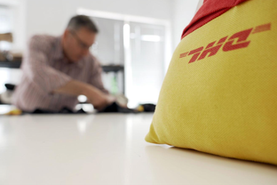 DHL Group und MOOT stellen Upcycling-Kollektion aus alter Berufskleidung vor