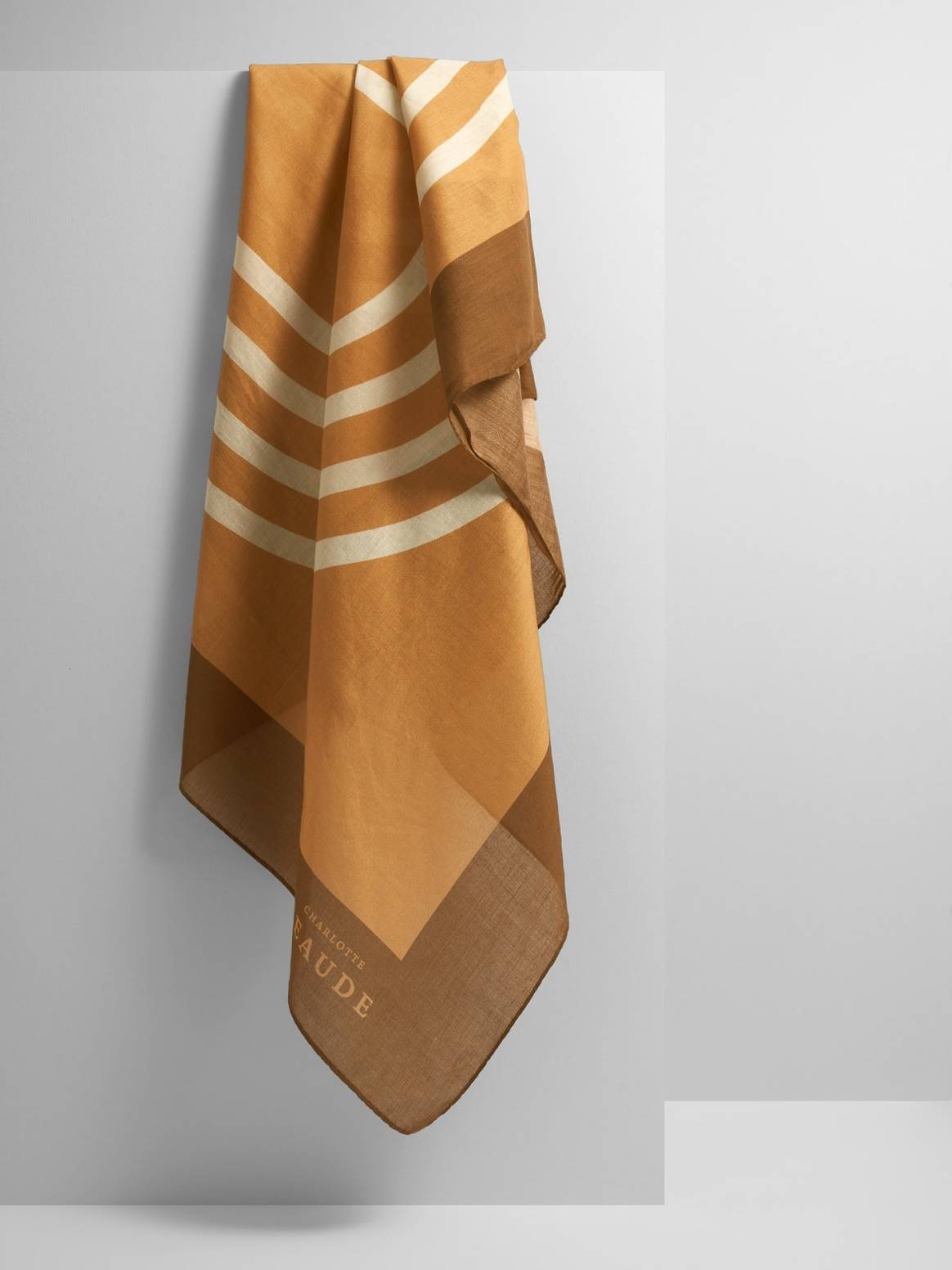 Foulard 140 x 140, Beige, 225 euro  

Beschikbaar op charlotte-beaude.com