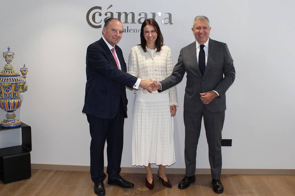 De izq. a dcha., Jose Vicente Morata, presidente de la Cámara de Comercio de Valencia; Ruth Díaz, directora general de Amazon para España y Portugal; y Javier Collado, director general de la Fundación Incyde.