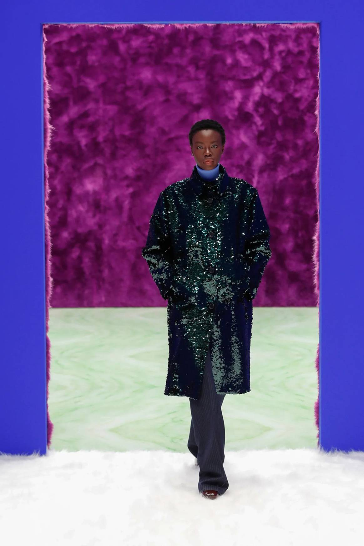Prada bucea en la ambigüedad que separa lo masculino de lo femenino para su colección Womenswear FW21