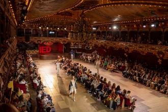 El IED Barcelona presenta a sus recién graduados con un desfile desde la sala La Paloma