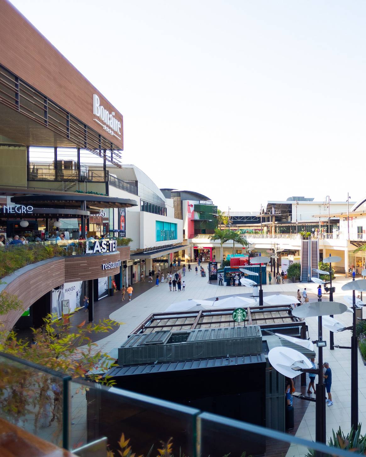 Plaza central del centro comercial Bonaire de Aldaia (Valencia) en una imagen de archivo previa al paso de la DANA que afectó a la zona sur del área metropolitana de Valencia el 29 de octubre de 2024.