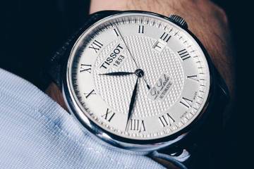 Swiss watch exports plunge on Hong Kong, US slowdown