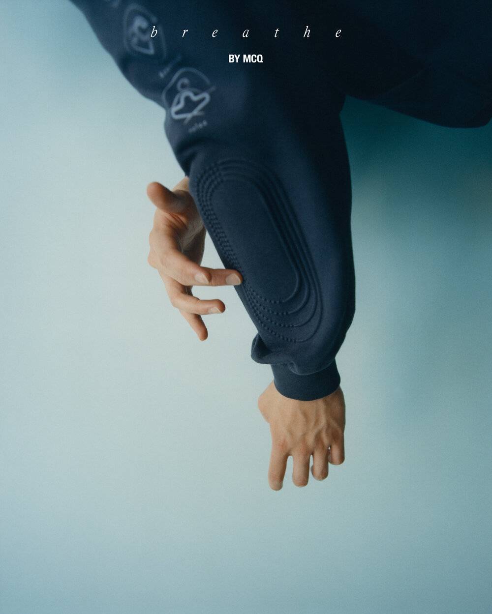 McQ 'Breathe' collectie: Op de arm is een ovaal te zien die helpt bij rustig in en uit ademen. Via McQ.