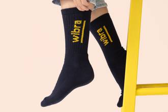 Medewerkers Wibra krijgen circulaire sokken cadeau uit de koker van Vodde