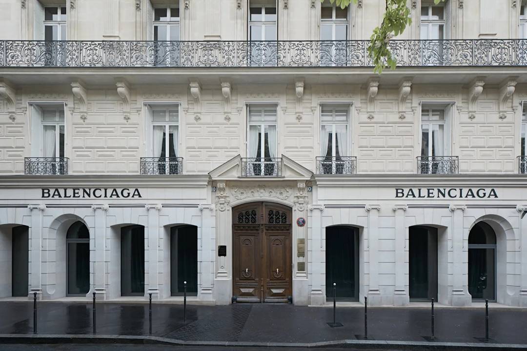 Exterior de la histórica sede de Balenciaga en el número 10 de la avenida George V de París (Francia).