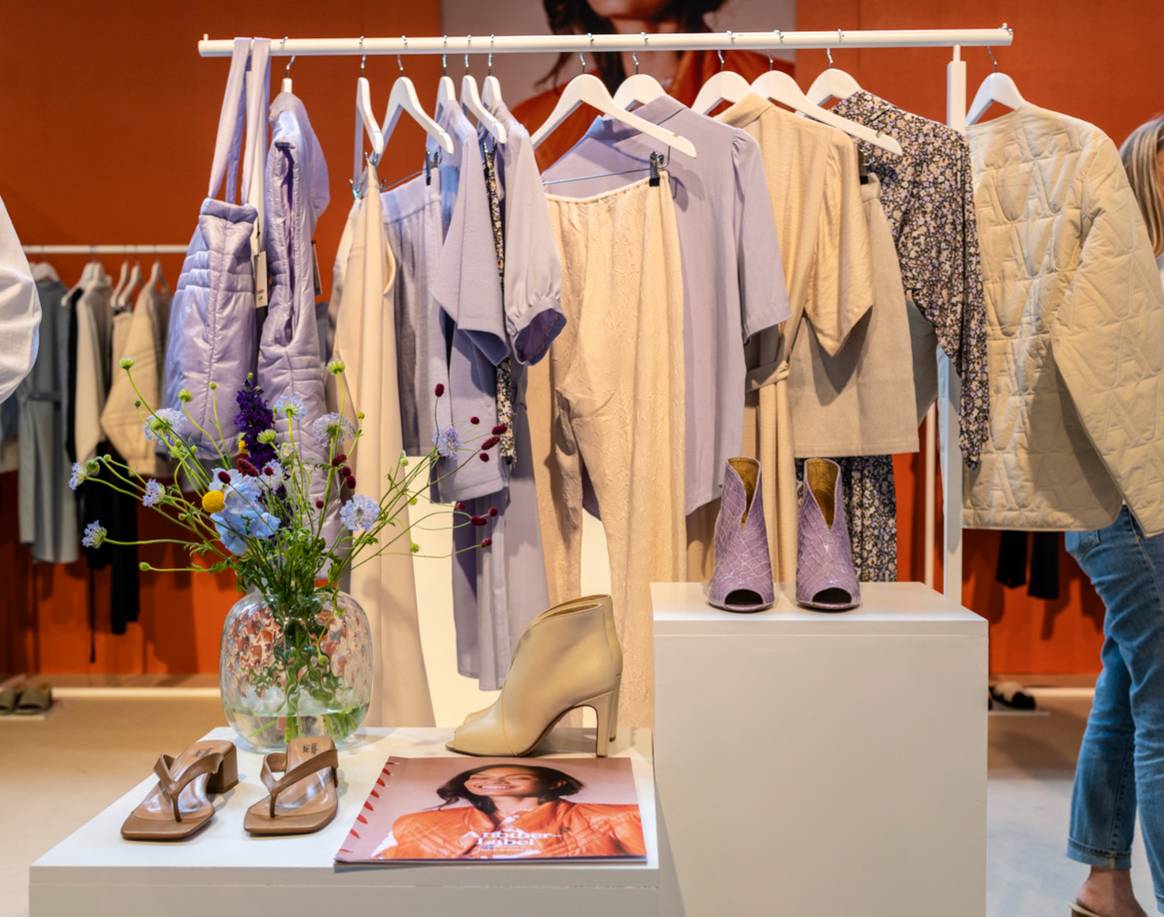 Hier ist ein Farbbild von Another Label auf dem Stand der Marke bei der Sommerausgabe der Modemesse Modefabriek im Juli 2022 zu sehen. Bild: Aygin Kolaei für FashionUnited.