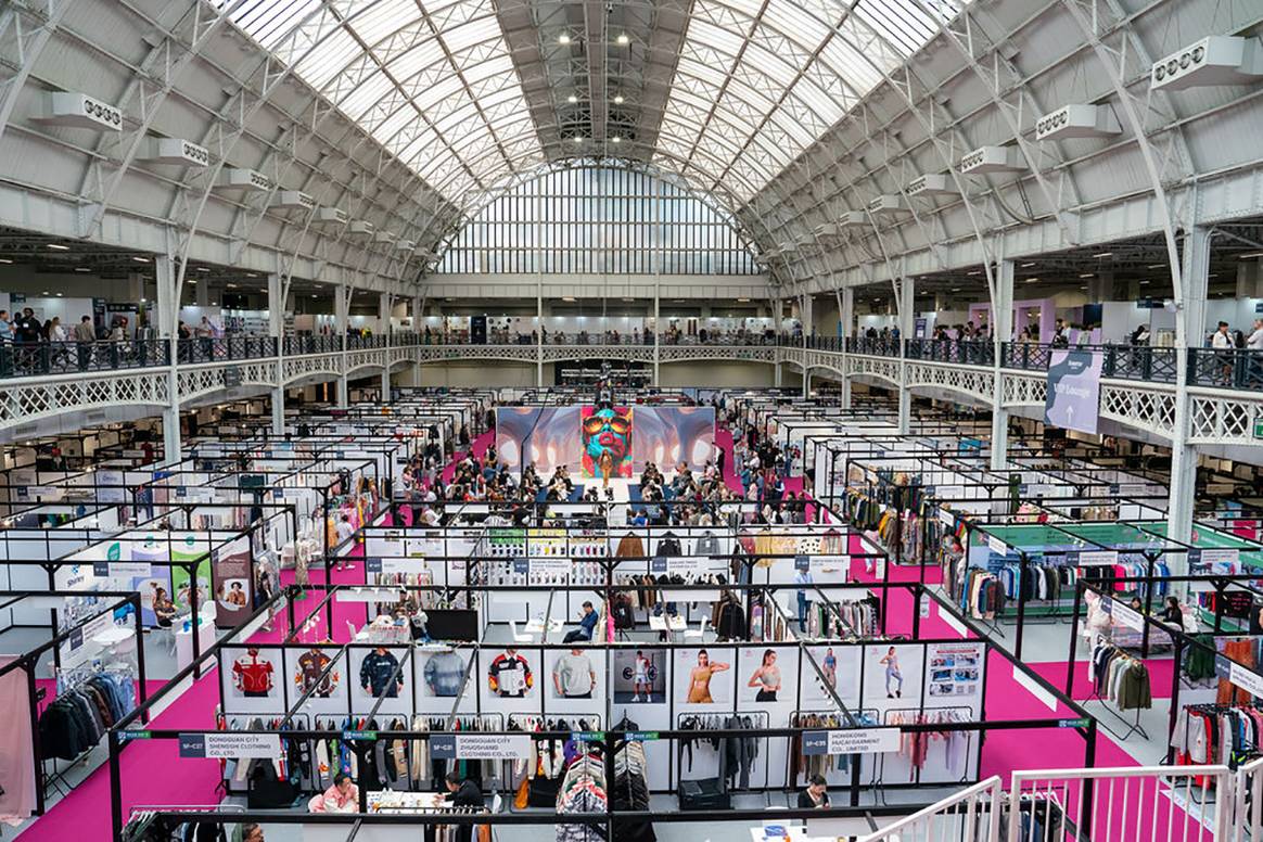 Interior del espacio Olympia National de Londres durante las celebraciones de Source Fashion en julio de 2024.