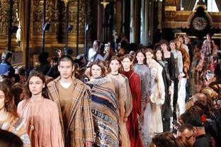 Fashion Week: Sacai dépareillé, Stella McCartney entre classicisme et kitsch