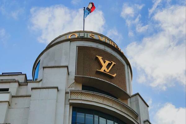 I consumatori si trattengono: calo di fatturato e utili per il gruppo del lusso Lvmh nell'H1