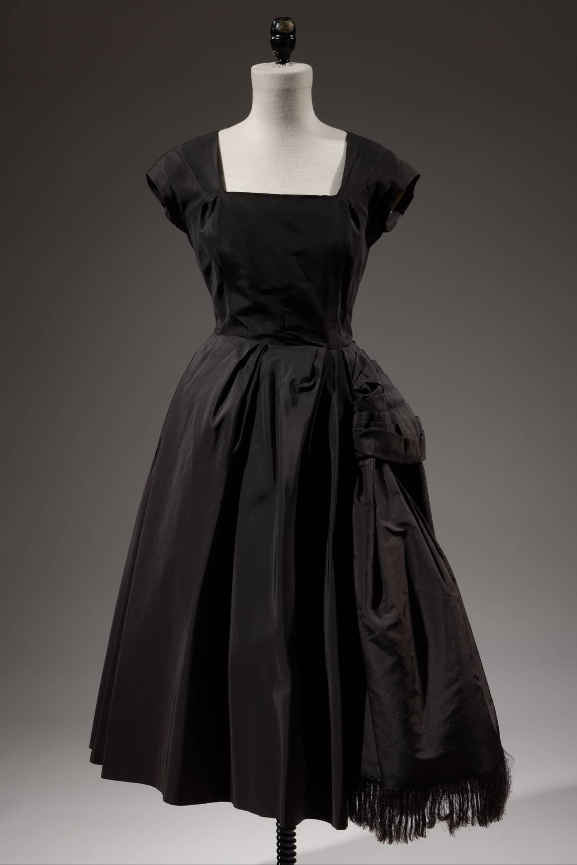 Attributed to Pauline Potter Fairfax for Hattie Carnegie New York, circa 1950. Image: The Museum at FIT, ‘Designing Women: Fashion Creators and Their Interiors’