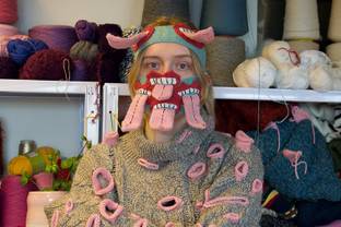Les langues se délient sur les masques excentriques d'une designer islandaise  