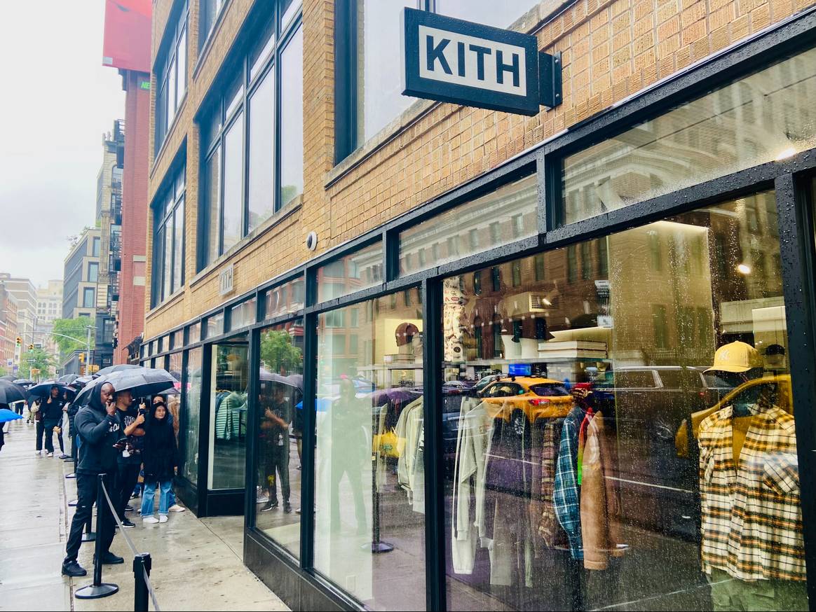 Klanten in de rij voor de Kith store in Soho, NY.