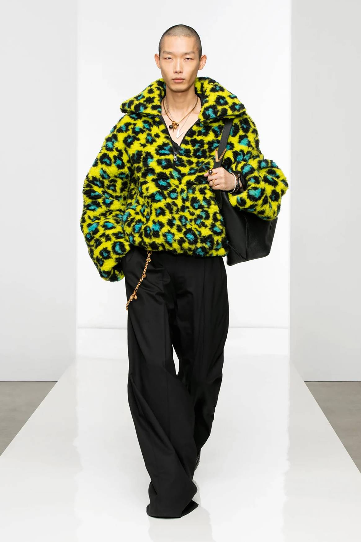 Photo Credits: Versace, colección masculina para la temporada Otoño/Invierno 2022/2023 FW22. Versace, página oficial.