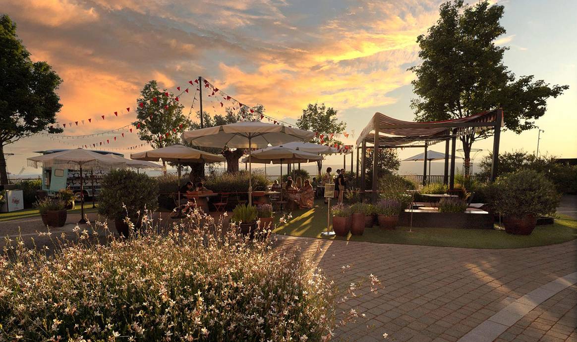 La Summer Terrace by Arzábal de Las Rozas Village, una de las terrazas donde alargar la jornada de compras tomando un cocktail o cenando.