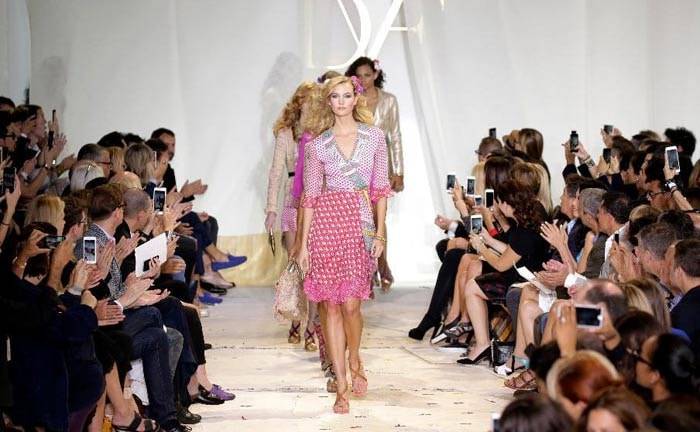 Volantes y hombros desnudos, primeras tendencias en Fashion Week de Nueva York