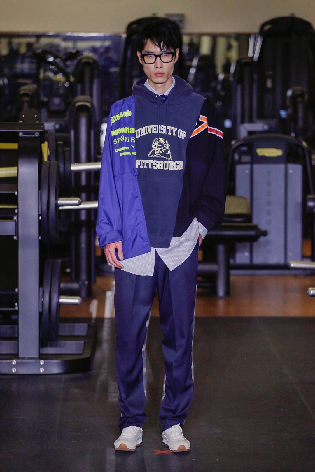 Jaqueta formada pela junção de três tops diferentes, em Uó por Marcelo SommeR. A calça tem tecidos diferentes na frente e atrás. Upcycling total.