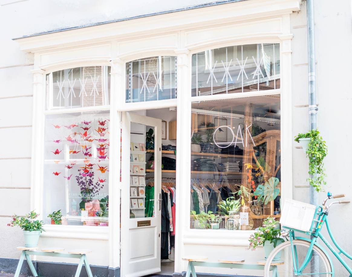 Oak mag dan klein zijn – veertig vierkante meter – maar het assortiment van Marieke de Groot verrast keer op keer. Een mini warenhuis met Scandinavische mode, woonaccessoires en planten.