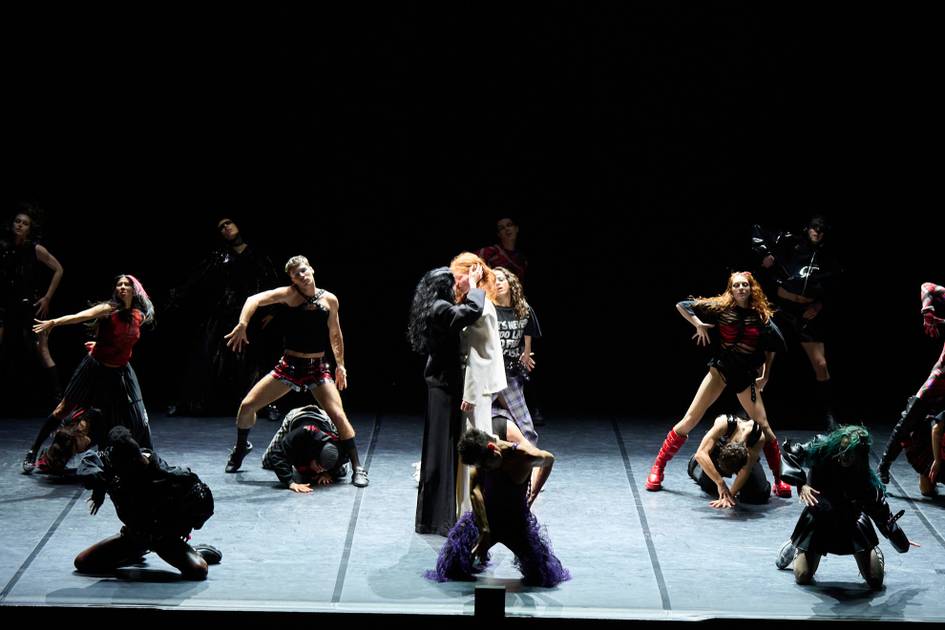 Jeanne-Friot-pr-sentiert-engagierte-Mode-auf-der-Pariser-Fashion-Week