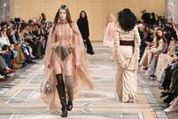 Loewe presenta una doble colección de su diseñador Jonathan Anderson con aires de adiós en París