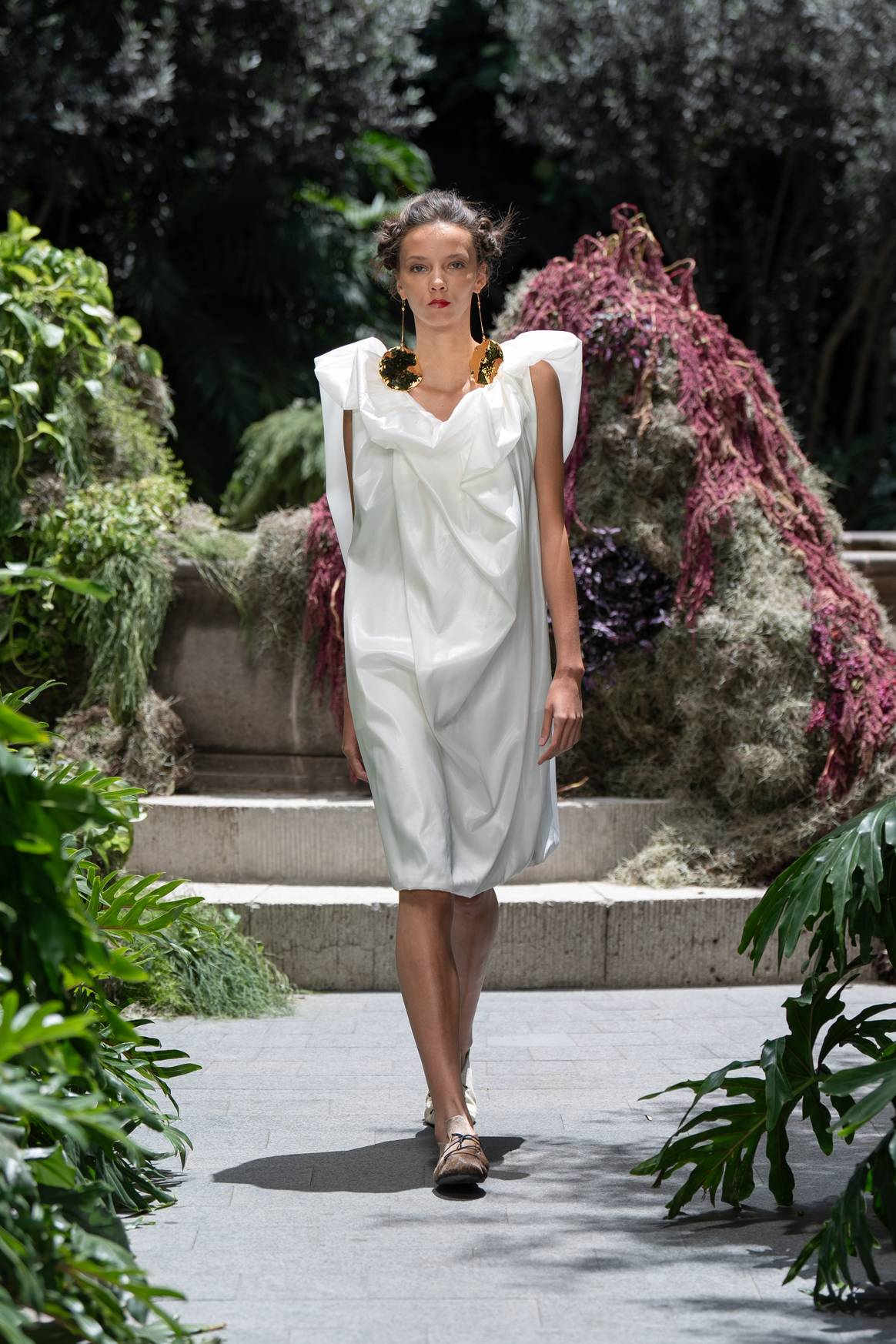 Aunque en su mayoría se utilizaron colores obscuros, el blanco se hizo notar en este total look