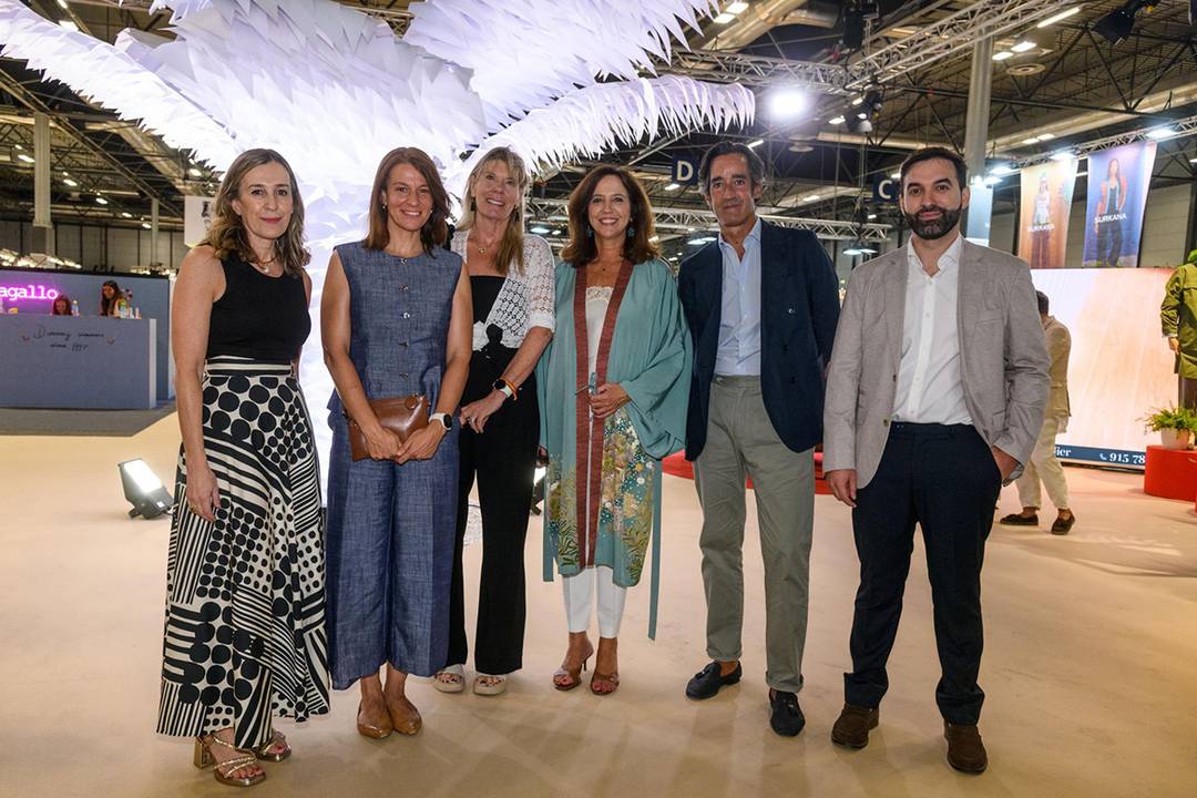 Fotografía de grupo con Marta Nieto, directora general de Comercio de la Comunidad de Madrid, junto a Arancha Priede, directora general de Negocio Ferial de Ifema; Asier Labarga, director del Área Lifestyle; y Julia González, directora de Momad.