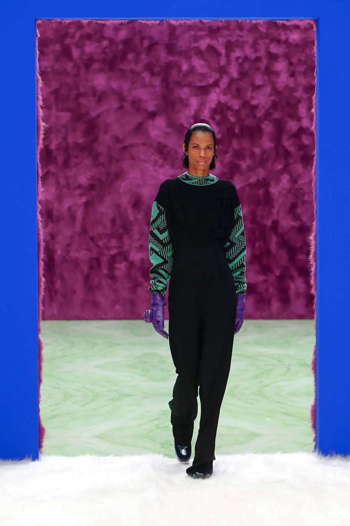 Prada bucea en la ambigüedad que separa lo masculino de lo femenino para su colección Womenswear FW21