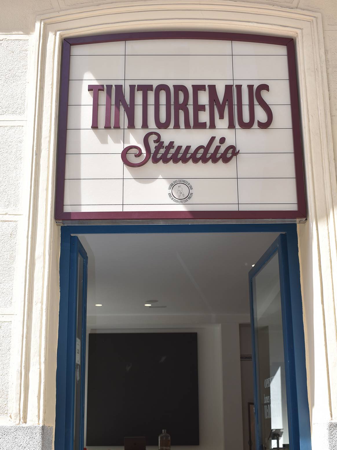 Tienda de Tintoremus en el número 13 de la calle del Almirante de Madrid (España).