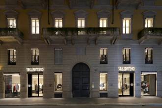 Kering pospone la opción de compra de Valentino