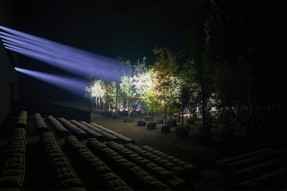 Paris Fashion Week : Dior recrée un jardin durable