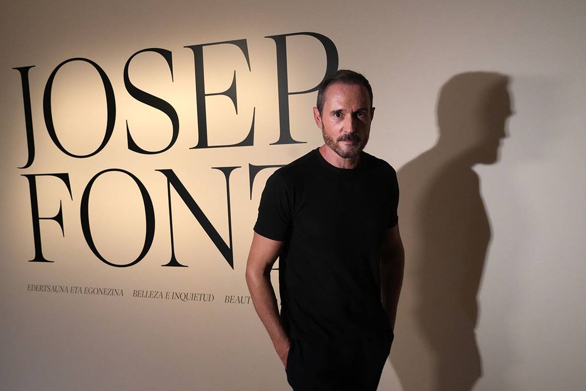 Créditos: El diseñador Josep Font durante la ceremonia de inauguración de la exposición “Josep Font. Belleza e inquietud”, producida por el Museo Cristóbal Balenciaga. Fotografía de cortesía.