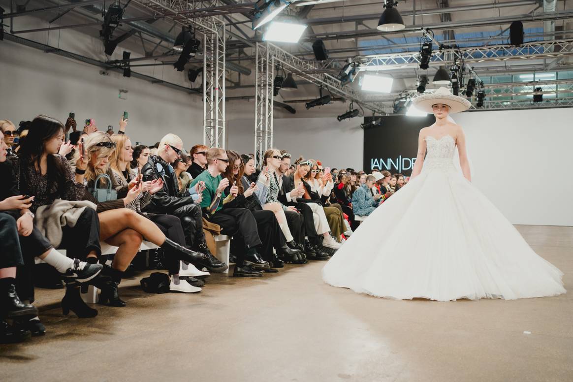 La dupla creativa cerró con un vestido de novia, de sus especialidades