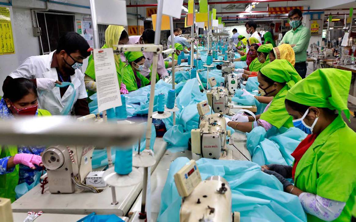 Photo Credits: University of Aberdeen / Shutterstock - Trabajadores de la industria textil de Bangladesh, vía el informe “Impact of global clothing retailers’ unfair practices on Bangladeshi suppliers during Covid-19”.