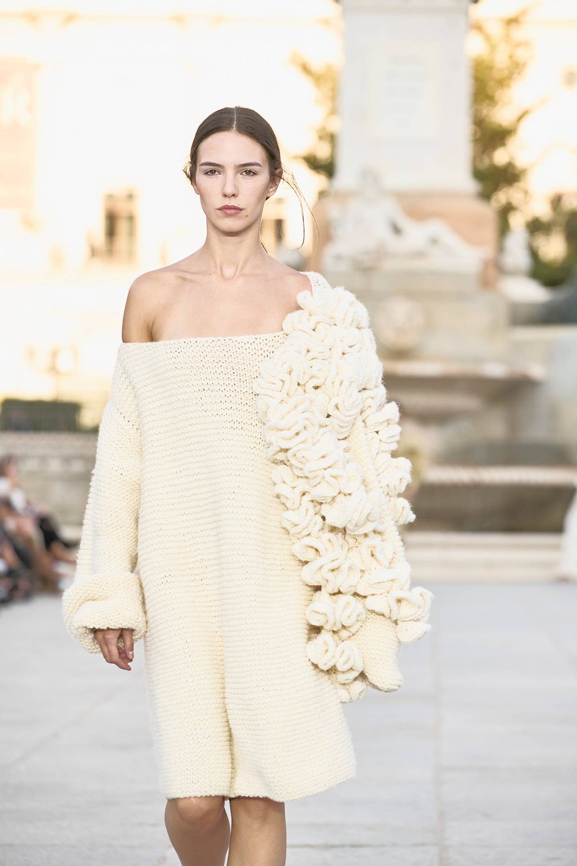 Diseño presentado por la Universidad de Nebrija. Desfile inaugural de Madrid es Moda en la plaza de Oriente de Madrid, el sábado 13 de septiembre de 2025.