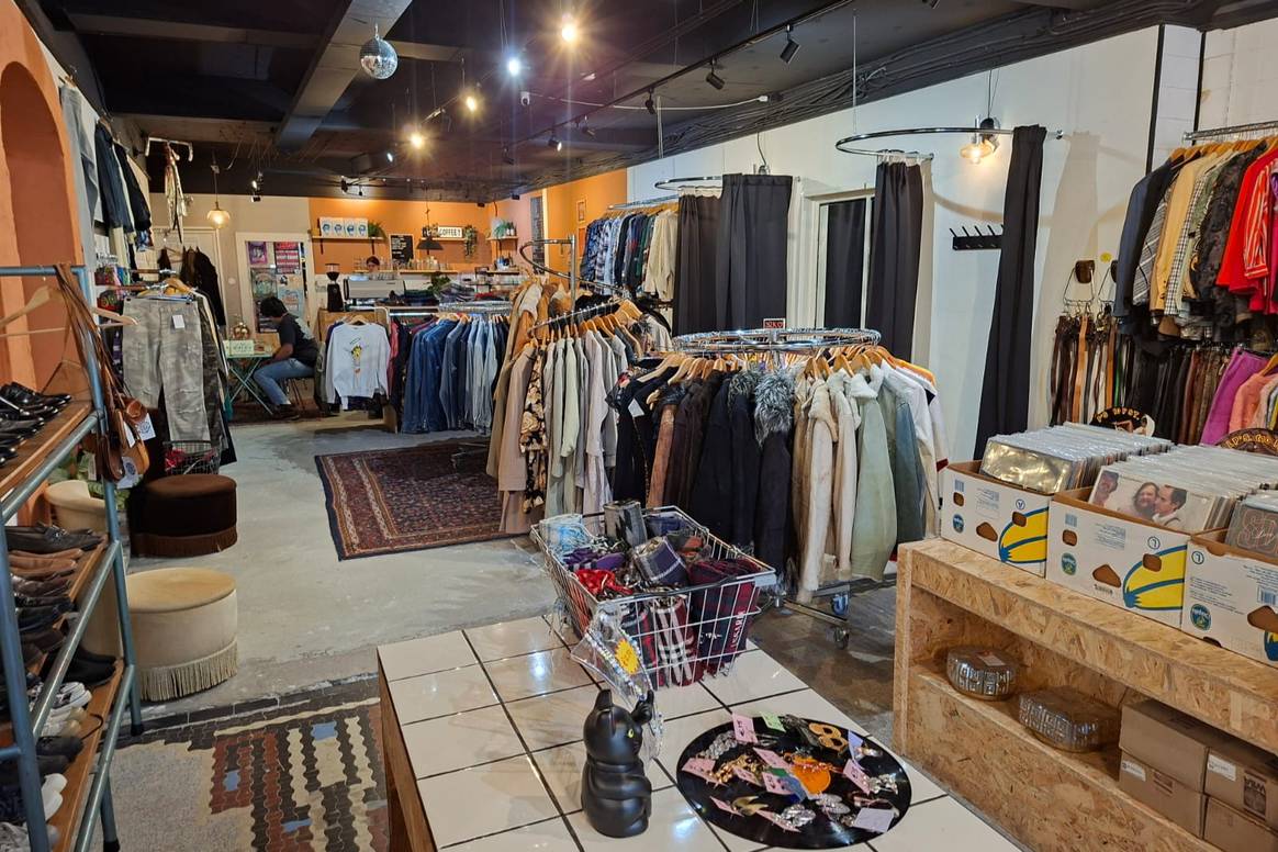 Bij Finders Keepers staat de winkel vol zorgvuldig selectedeerde vintage items uit de jaren '70 tot begin 2000.