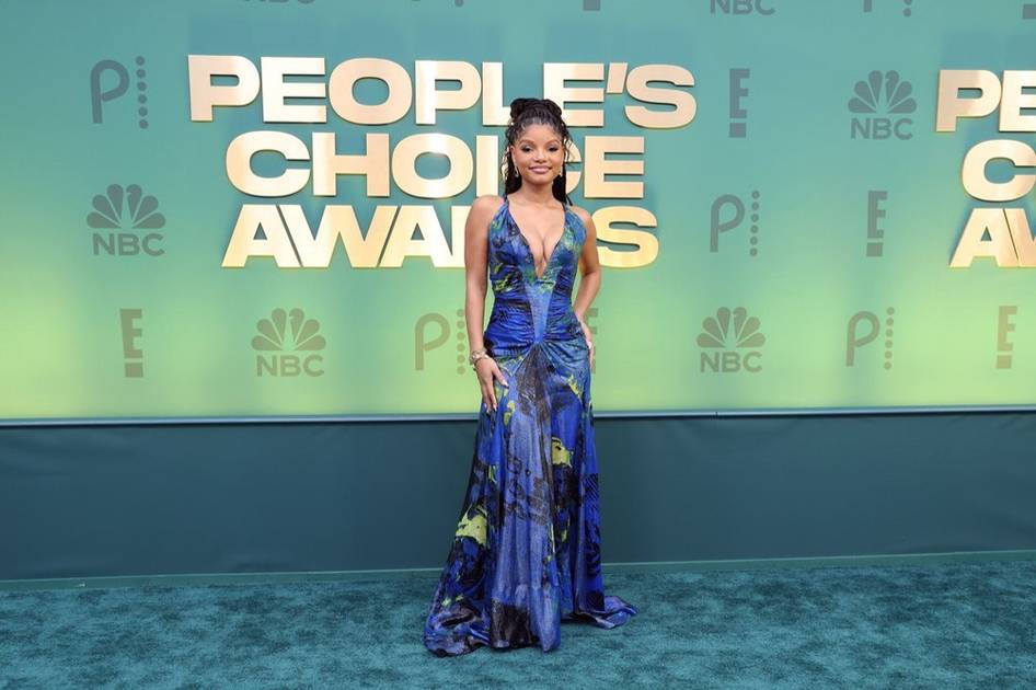 From maximalism to LBDs: What reigned on the People's Choice Awards blue  carpet
