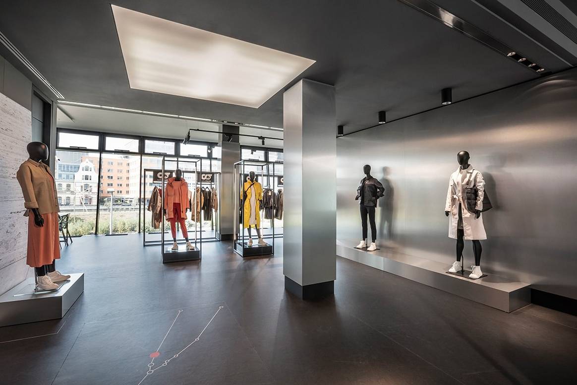 AlphaTauri showroom in Düsseldorf: met robotassistent op inkoop