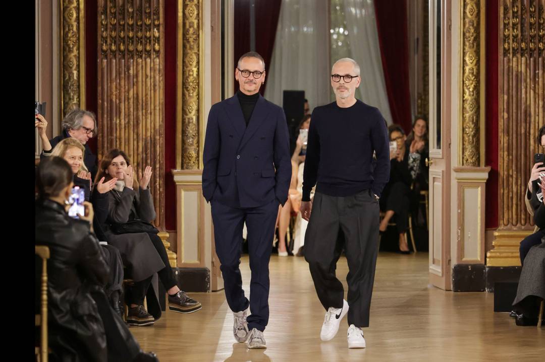 Viktor Horsting en Rolf Snoeren, aan het einde van Viktor&Rolf SS25-couture show.