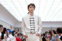 Jonathan Anderson relance le prêt-à-porter masculin de Dior avec une subversion subtile et un sens commercial aiguisé