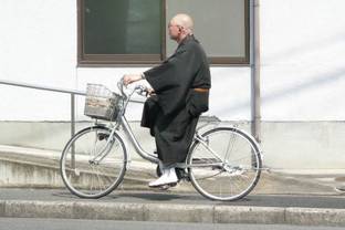 Kleidung kein Hindernis: japanische Mönche gehen auf die Barrikaden