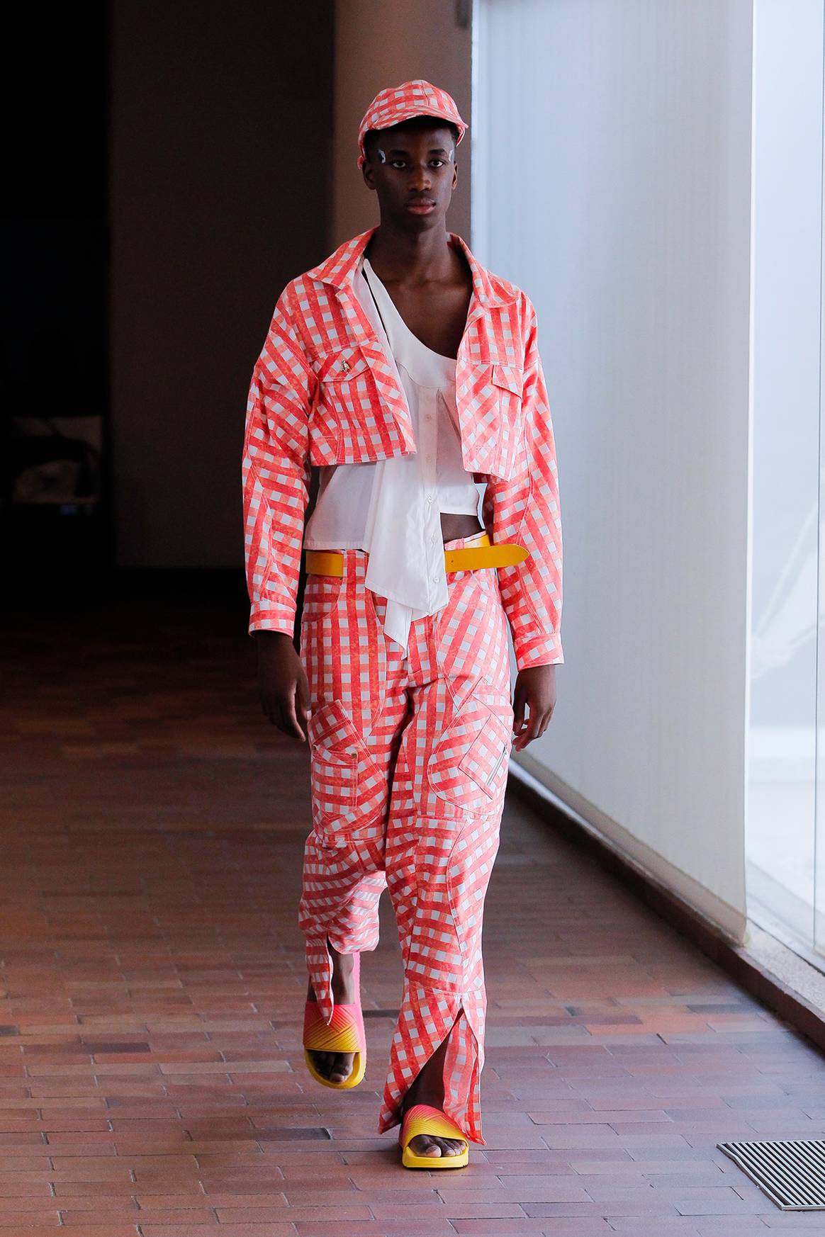 Photo Credits: Carlos Soler, colección final de Grado en “Fashioners of the world”.