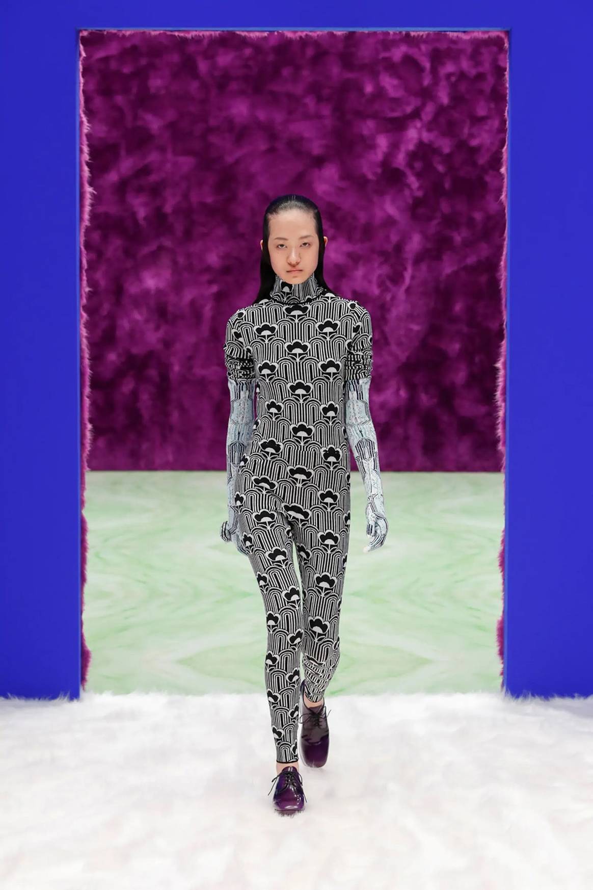 Prada bucea en la ambigüedad que separa lo masculino de lo femenino para su colección Womenswear FW21