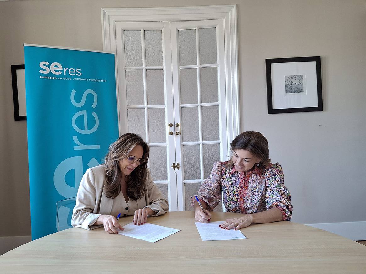 Ana López-Casero, presidenta de Arte (izda.), y Ana Sainz, directora general de la Fundación Seres (dcha.), durante la firma del acuerdo de colaboración entre ambas organizaciones.
