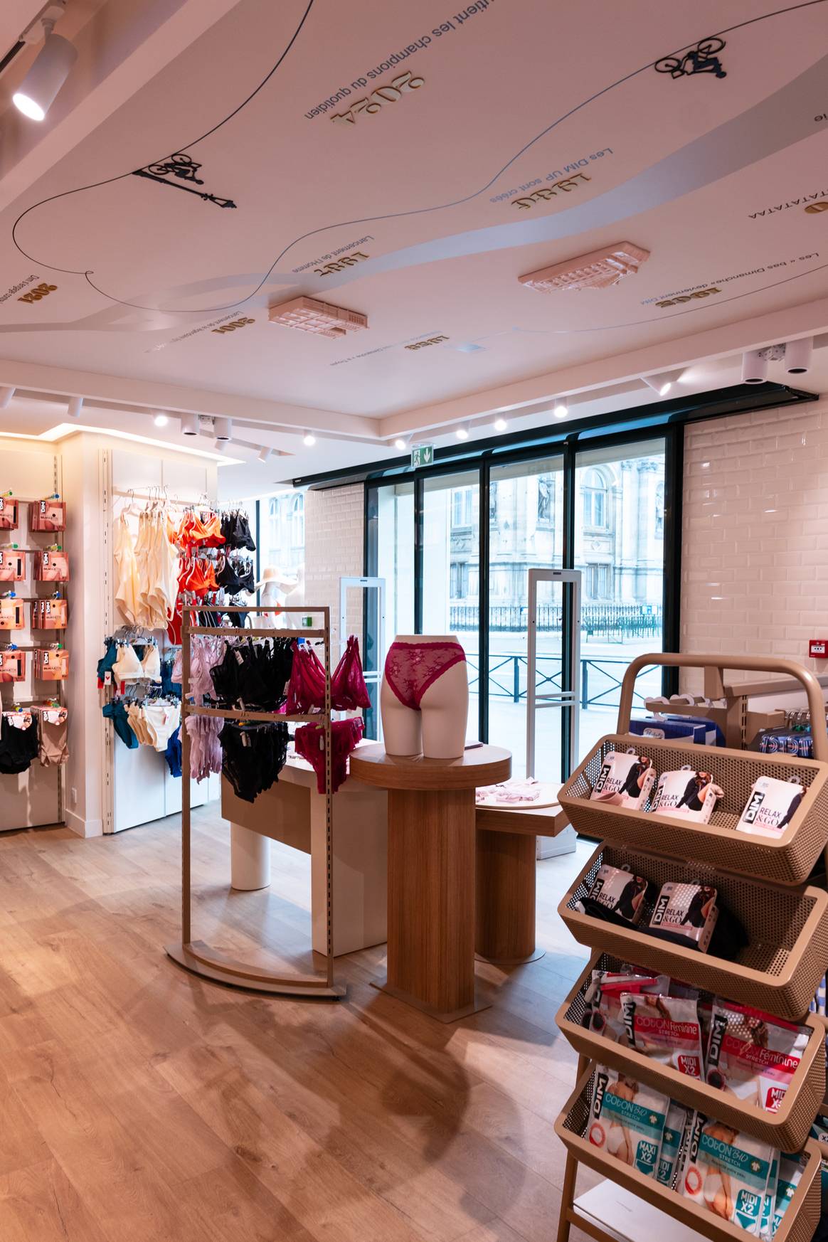 Dim inaugure deux nouvelles boutiques en Île-de-France.