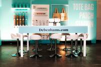Debenhams réduit ses pertes alors que la transformation s’accélère ; la vente de PLT est envisagée