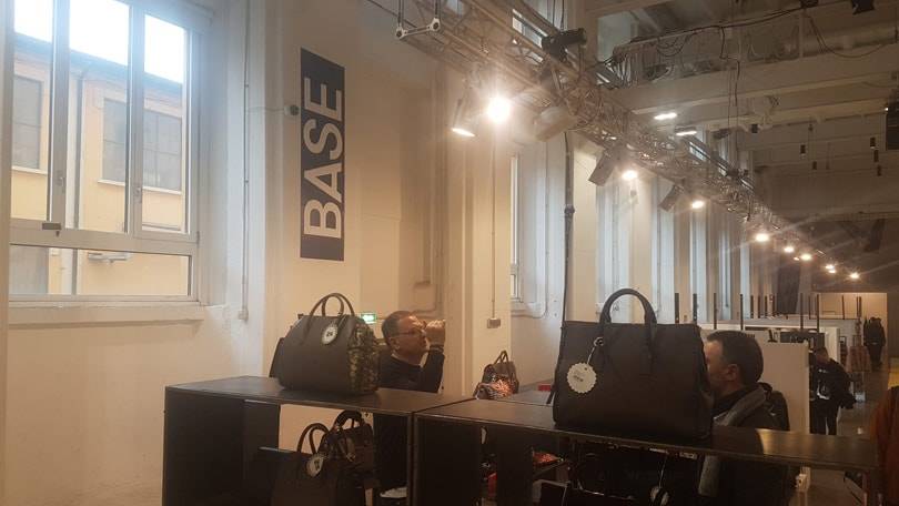 In foto: a spasso in via Tortona alla fiera White Milano