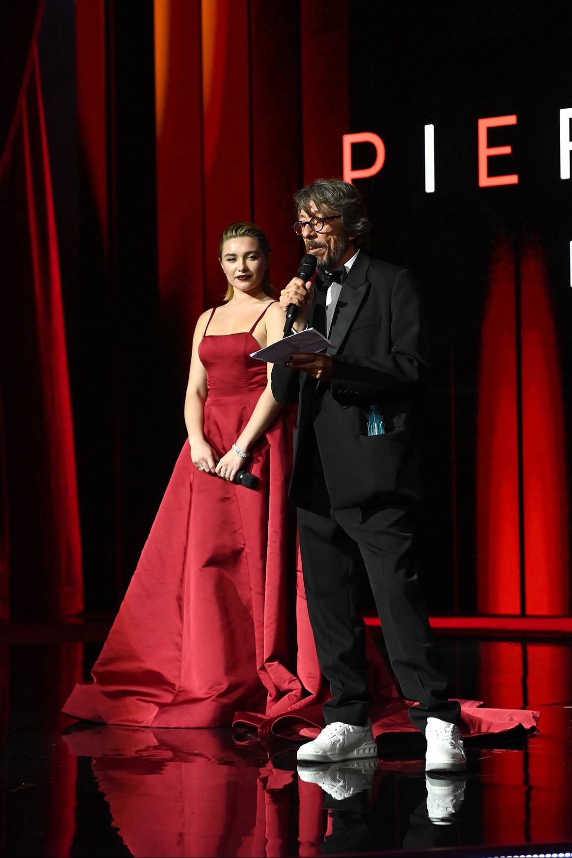 Photo Credits: Pierpaolo Piccioli recogiendo el premio al Diseñador del año durante la ceremonia de entrega de los Fashion Awards 2022. BFC, fotografía de cortesía.