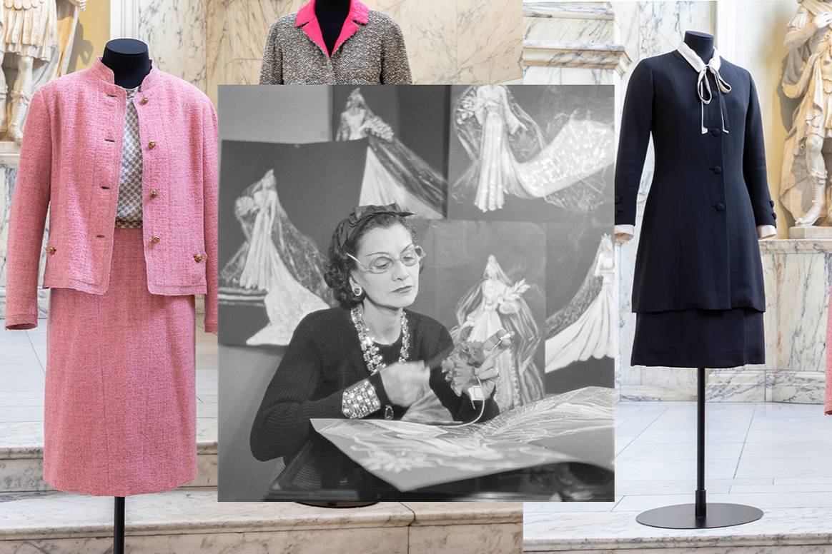 De Franse couturier Gabrielle "Coco" Chanel. Zij had grote invloed op damesmode. Twee grote thema's in haar werk: de Little Black Dress en het tweedelige mantelpakje. Chanel geïnspireerde (tweed) jasjes zijn nog altijd in de mode.  Bij winkelketen H&M bijvoorbeeld zijn dit najaar  weer structuurgeweven jasjes en blazers in de collectie (FW22) te vinden.  Foto: eigendom van het Victoria & Albert Museum.